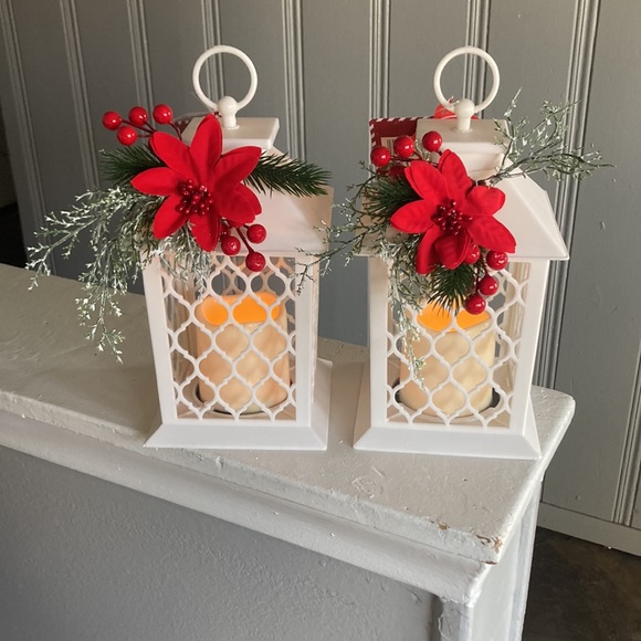 NWT Set of 2- Beautiful White- Red Floral Holiday LED Light Up Candle Lanterns - Picture 5 of 17